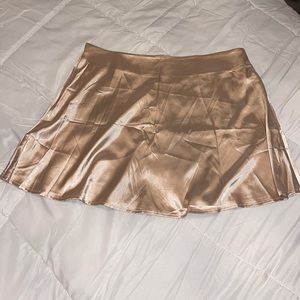 ✨ Champagne Satin Mini Skirt – Size 12 (Never Worn) ✨